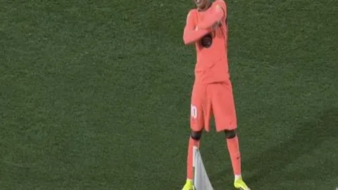 梅西连续7周征战12场，36分钟肌肉不适提前离场